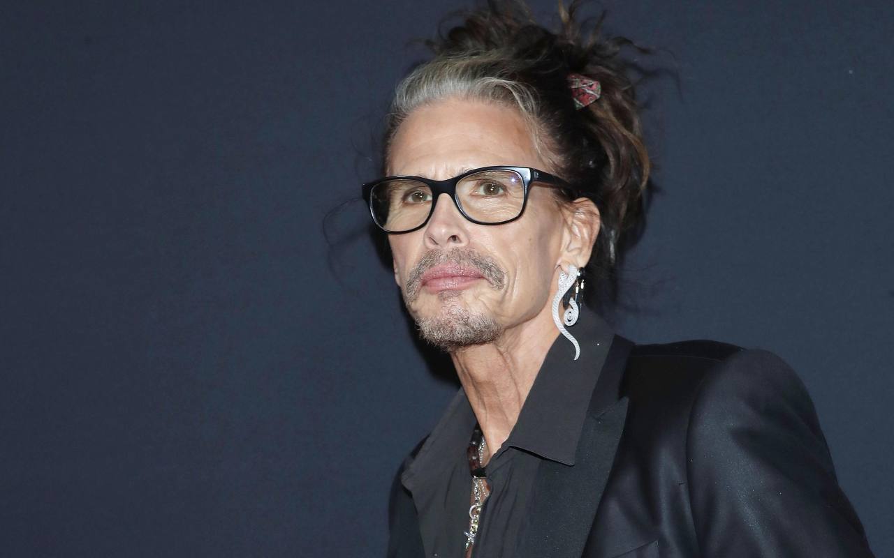 Steven Tyler accusato di violenza sessuale su una minore 