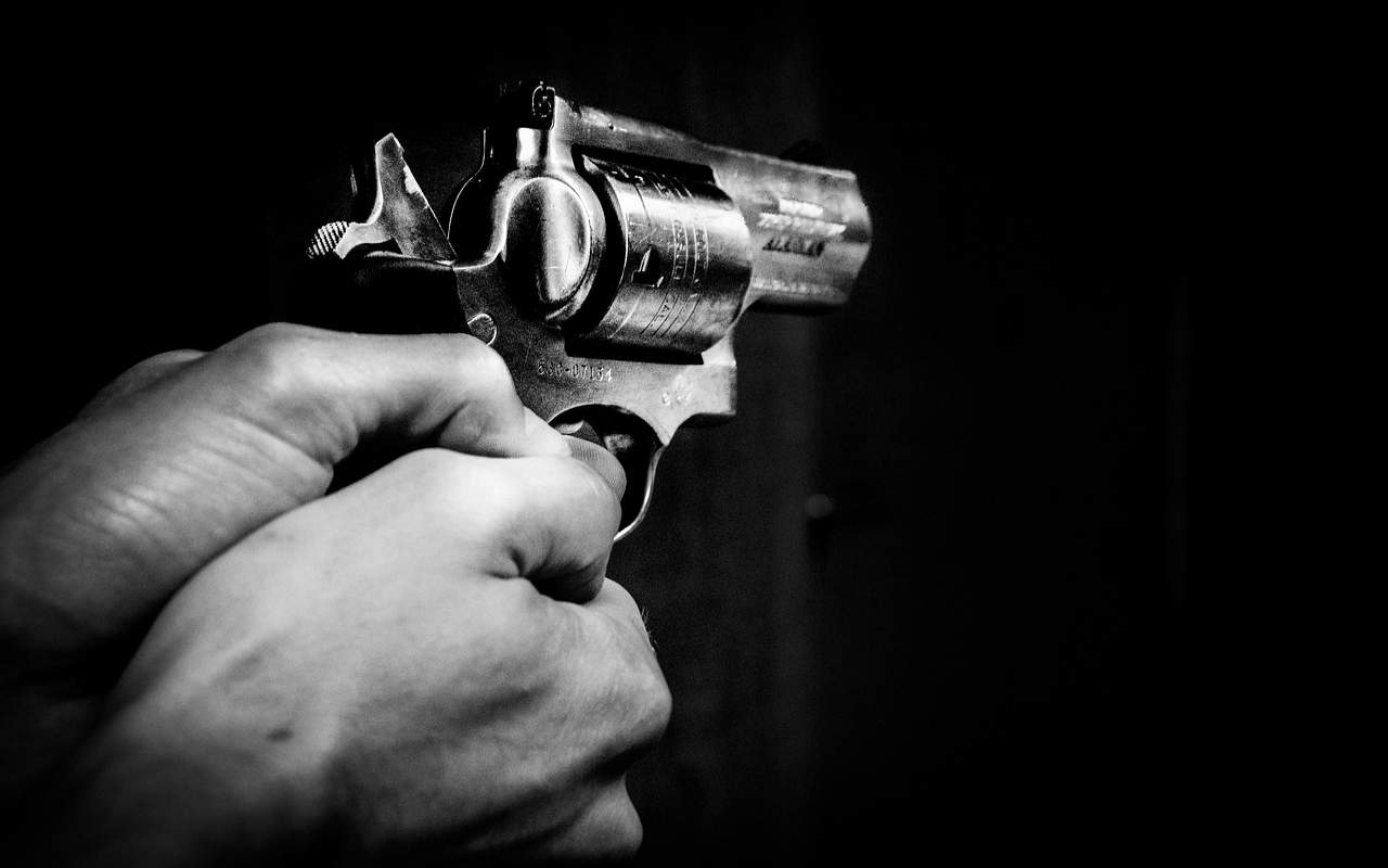 Un 56enne uccide la moglie con 4 colpi di pistola