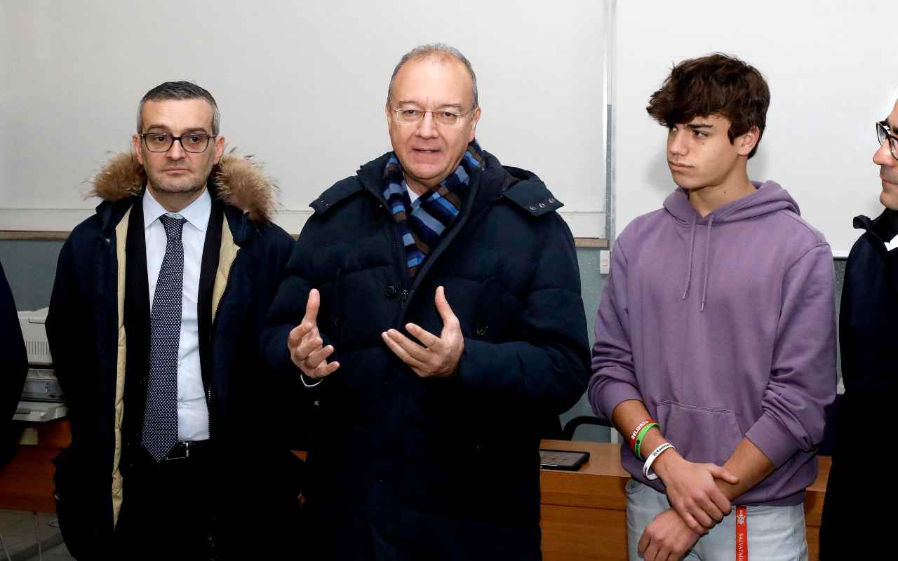 Scuola, Valditara dice no ai cellulari