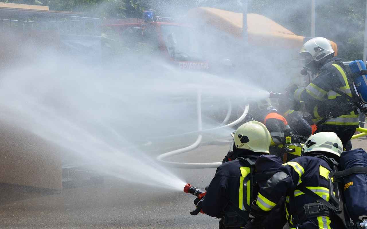 brucia palazzo al centro di Milano, pompieri in azione 