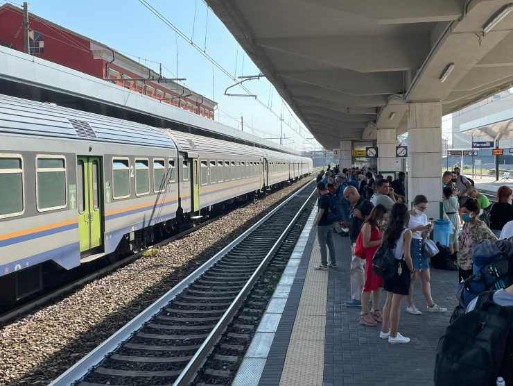 15enne spinto sotto un treno, il video 