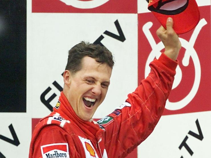 Cerca di vendere foto di Michael Schumacher sdraiato sul letto 