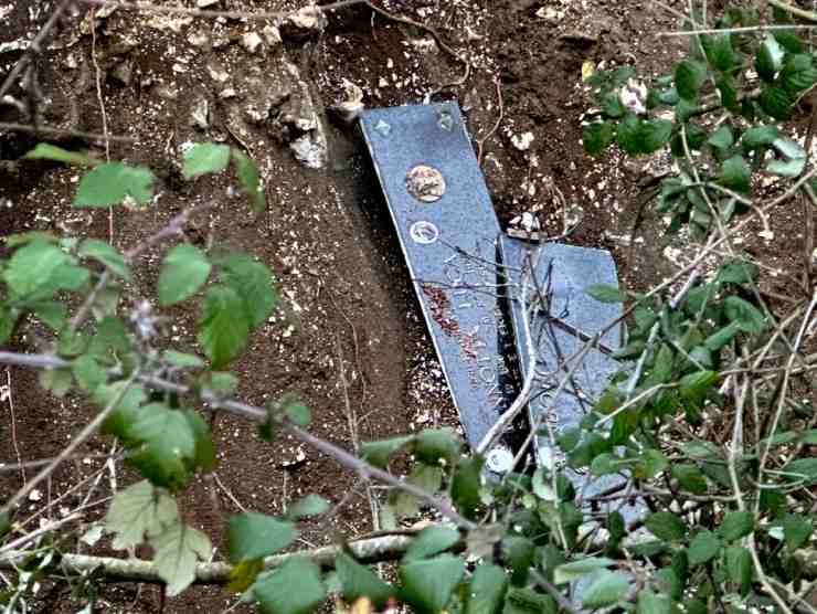 Crolla parte del cimitero, bare e urne nel torrente 