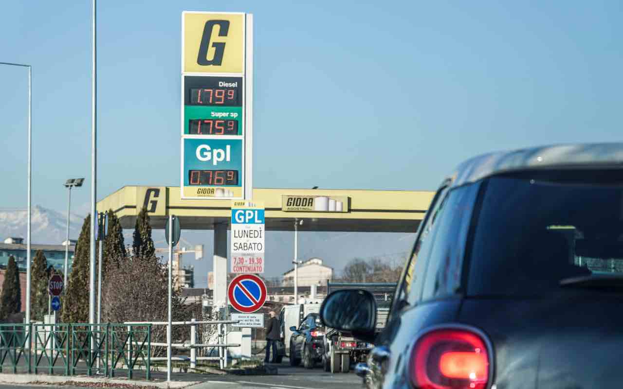 Decreto trasparenza caro carburanti