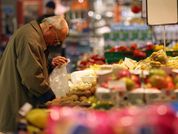 Gli italiani spendono di più ma diminuiscono i consumi 