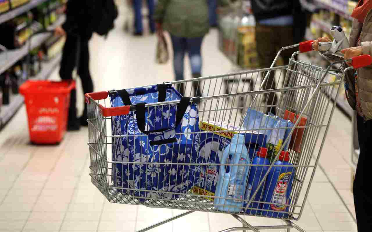 Gli italiani spendono di più ma diminuiscono i consumi 