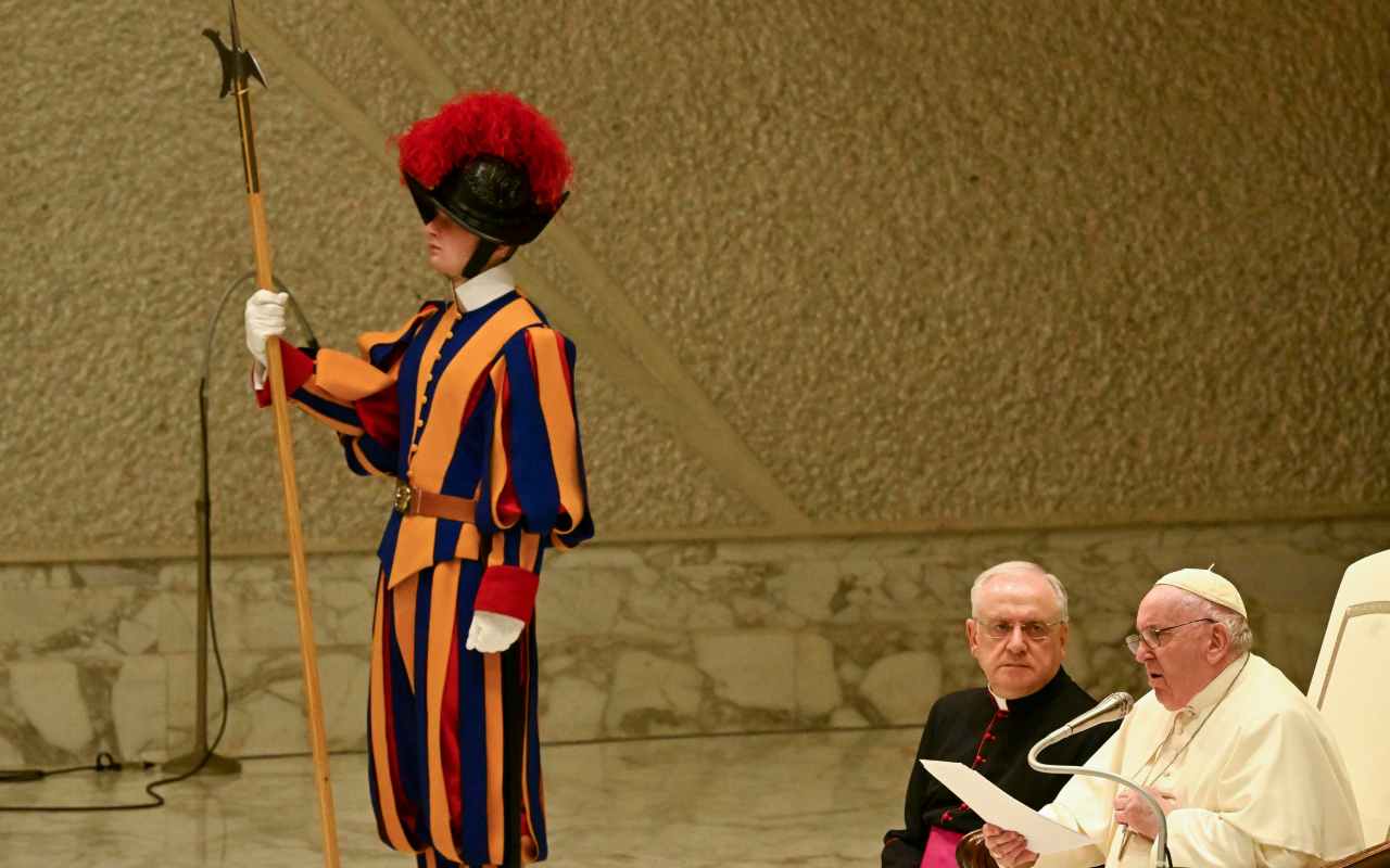 Papa Francesco officerà i funerali del Papa emerito