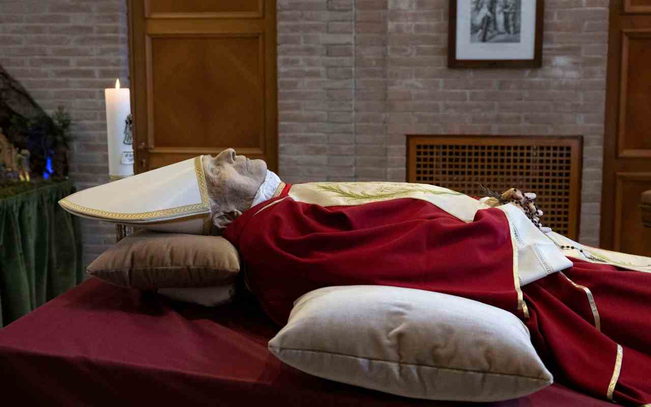 Morte Papa emerito, salma esposta in Vaticano