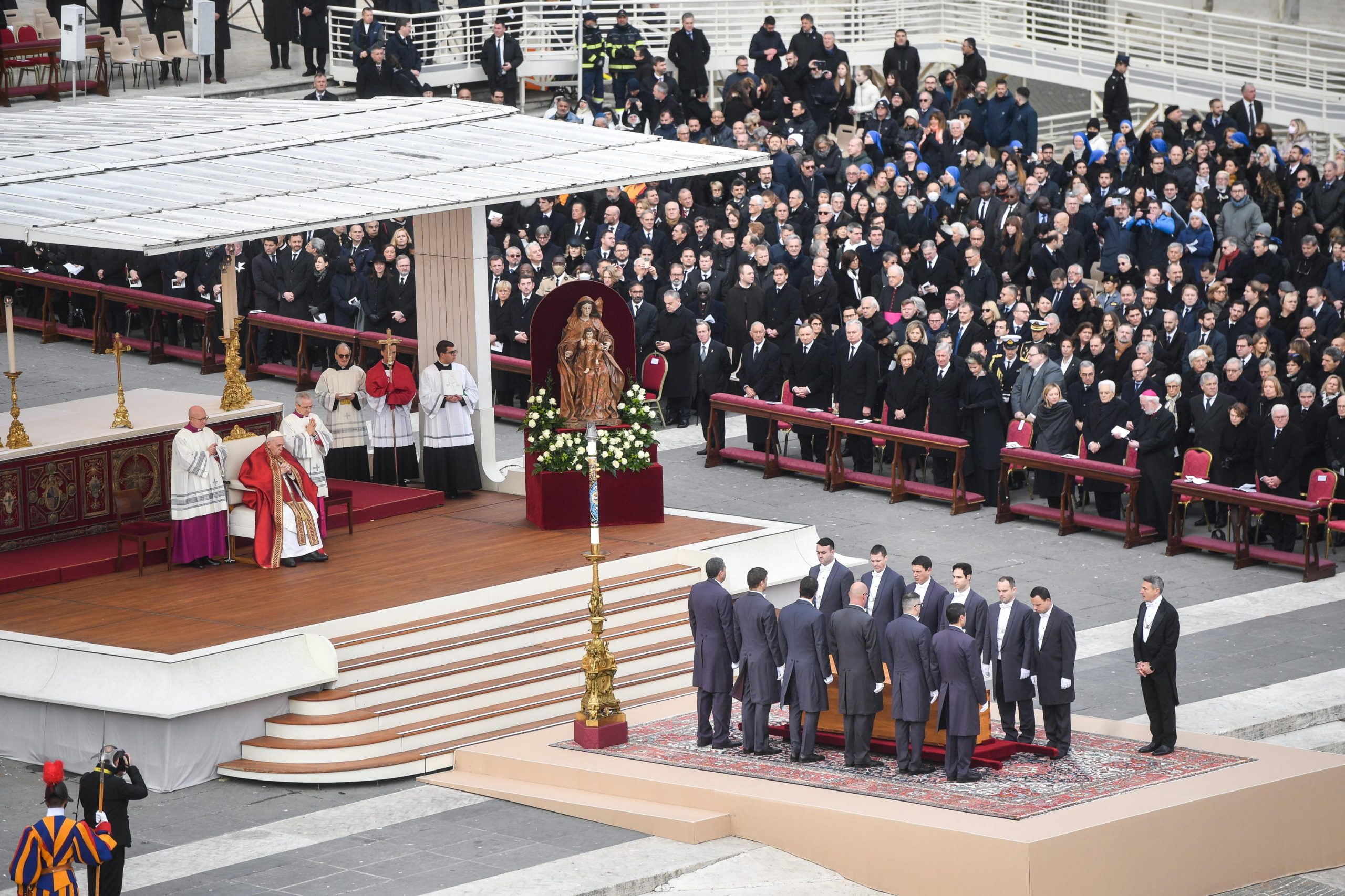 Papa Francesco presenzia la funzione per le esequie di Papa Ratzinger