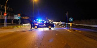 Auto investe monopattino