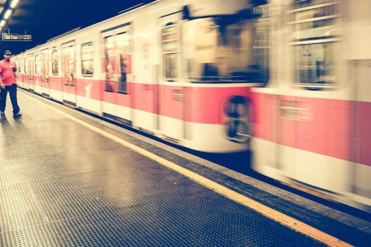Borseggiatrice metropolitana Milano 