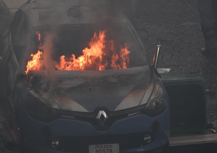 Auto polizia incendio Napoli