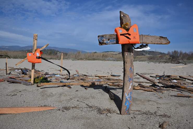 Spiaggia Cutro migranti tragedia 