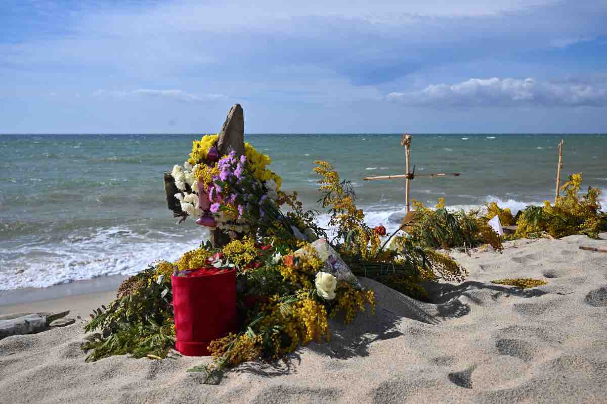 Migranti Cutro spiaggia migranti strage 