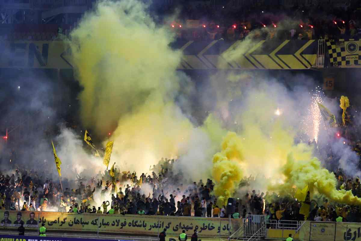 Rinviata la partita di Champions League: scene pazzesche allo stadio