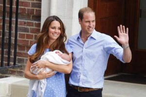 Kate con in braccio George neonato, William saluta