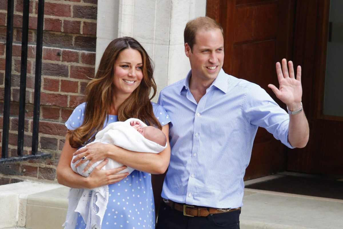 Kate con in braccio George neonato, William saluta