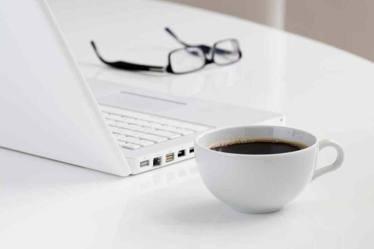 Tazza di caffè e pc