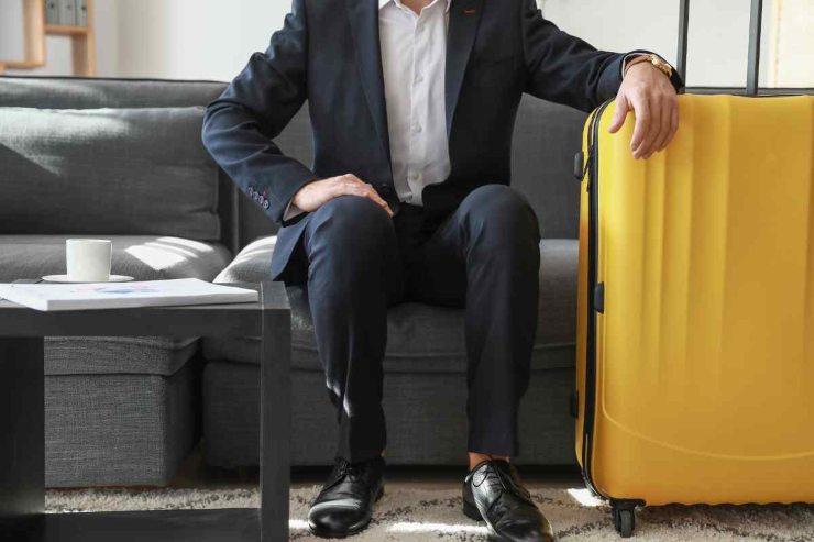 Uomo con valigia