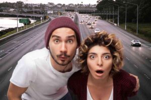 Coppia stupita e autostrada