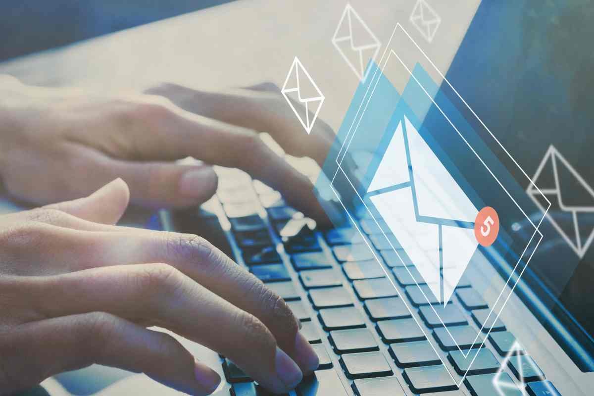 Mani sulla tastiera del pc e e-mail