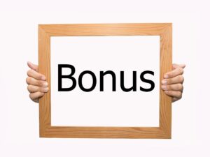 Mani che sorreggono un cartello con su scritto Bonus