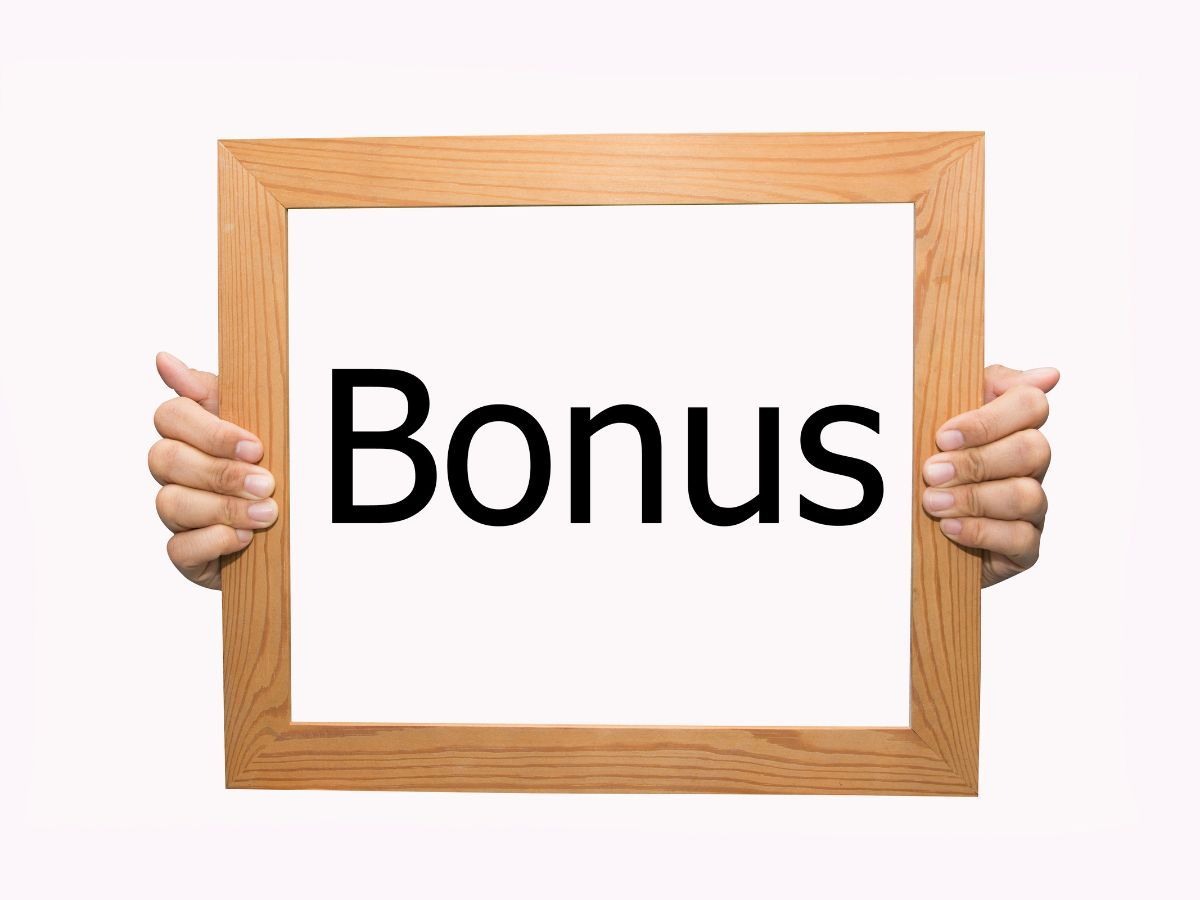 Donna con cartello in vista con su scritto Bonus