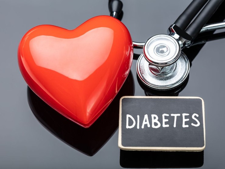 Cuore e cartello con su scritto diabete
