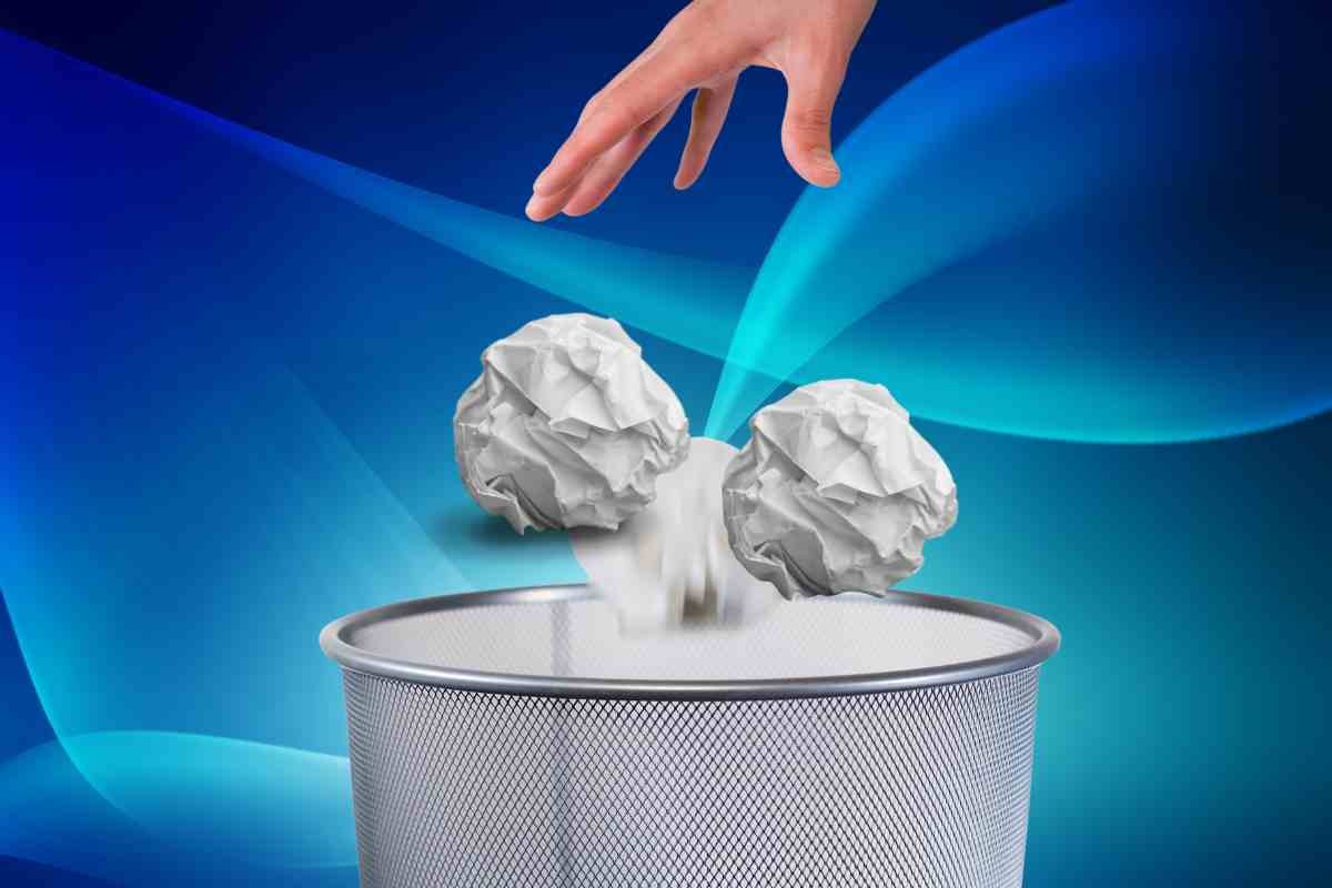 Gettare nel cestino la carta
