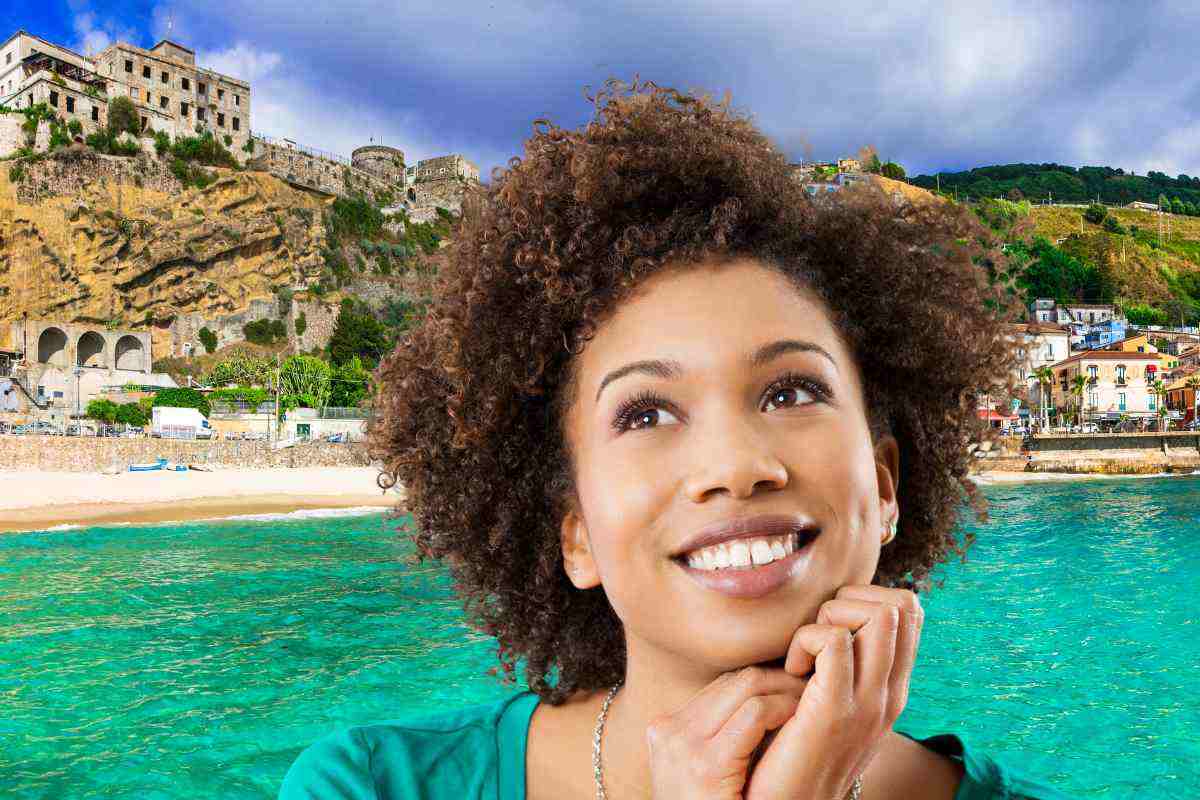 Donna sognante e mare cristallino