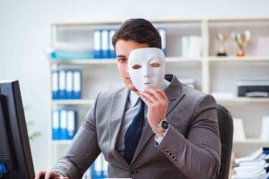 Uomo con maschera