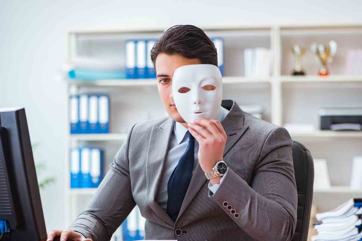 Uomo con maschera