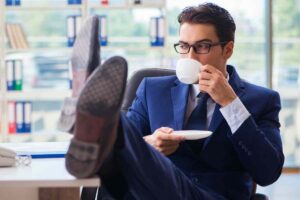 Persona bene caffè al lavoro