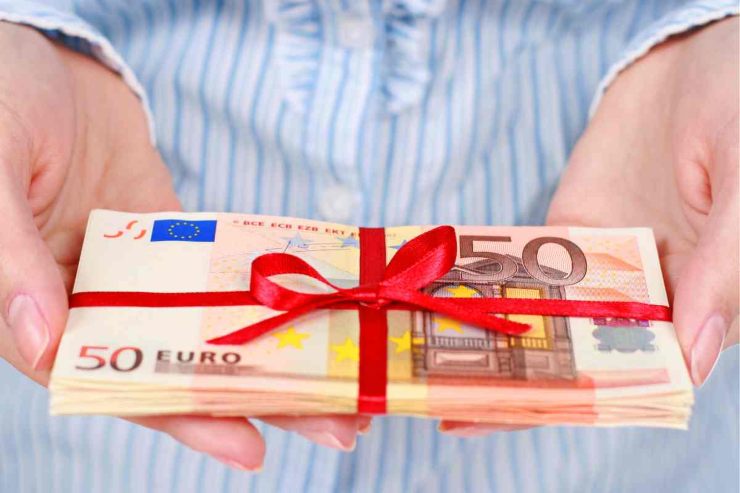 Soldi con nastro regalo