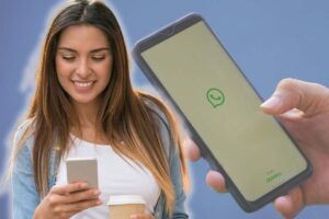 collage ragazza con cellulare e telefono con icona whatsapp