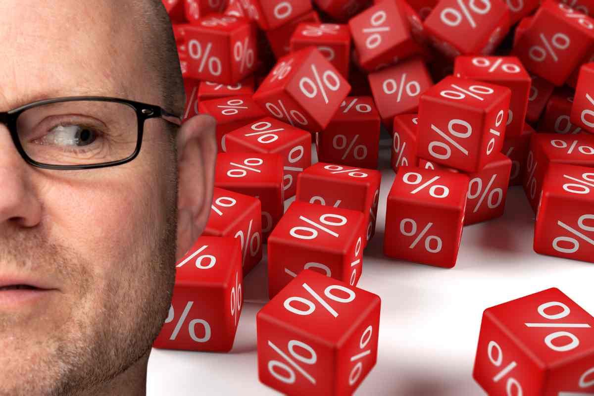 Percentuali e uomo con occhiali