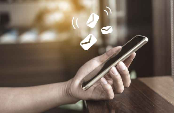 uomo con smartphone in mano