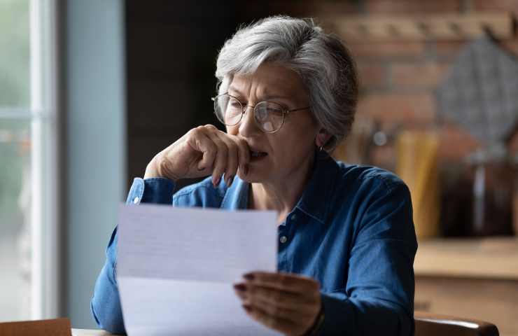 donna legge lettera