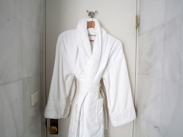 accappatoio appeso in bagno