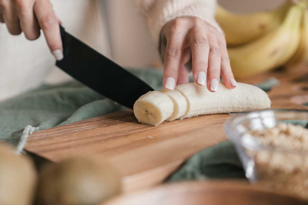 persona che taglia una banana