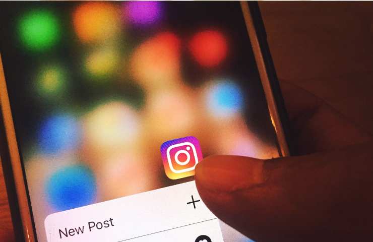 logo instagram su smartphone