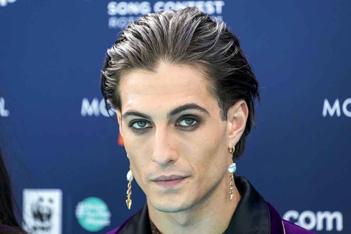 Damiano David con espressione seria