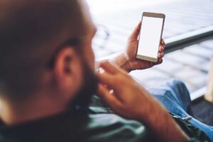 uomo legge sms