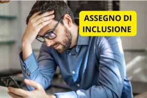 uomo disperato con scritta gialla assegno di inclusione