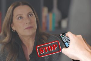 Guzide in Tradimento e la scritta Stop