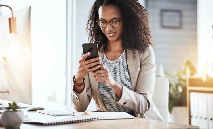 donna con smartphone in mano