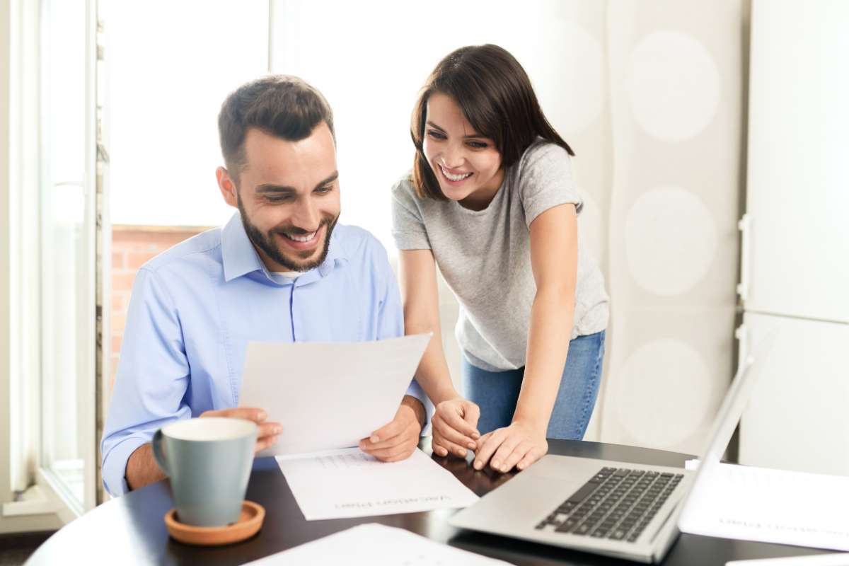 Persone che guardano dei documenti