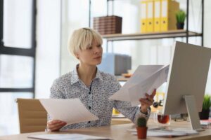 Lavoratrice che paragona la sua busta paga con quella dei colleghi
