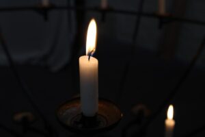 Candele accese in chiesa