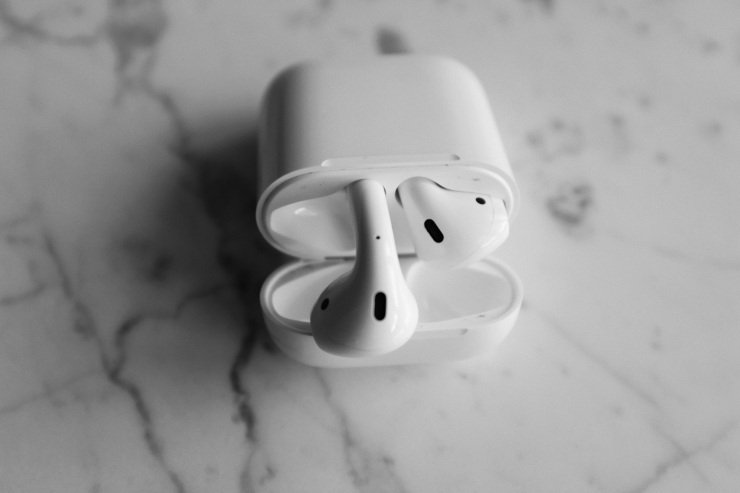Cuffie Bluetooth bianche sopra un tavolo di marmo bianco